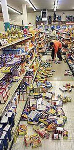 photo of store with groceries scattered all over the floor