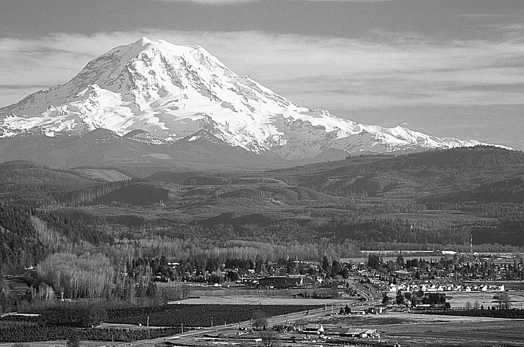 [View of Mount Rainier from across Puyallup River valley near Orting, Washington. (USGS photograph taken by David Wieprecht, Cascades Volcano Observatory.] 