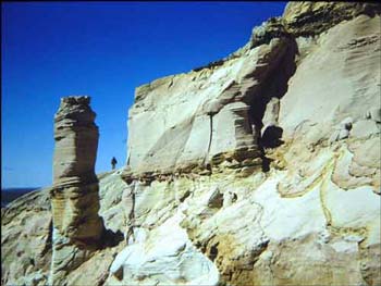 Poorly consolidated, crossbedded fluvial sandstones in Franklin Bluffs Member of Sagavanirktok Formation