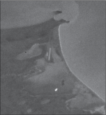 Parking apron and runway are labeled and indicated with arrows.