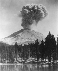 photograph showing the October 1915 eruption of Mount Lassen