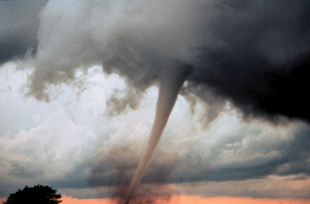 Photograph of a tornado in Oklahoma from May 3, 1999.