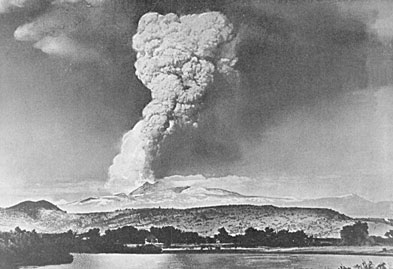 Photograph showing the May 22, 1915 explosive eruption of Lassen Peak volcano in northern California