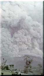 A color photograph of a cloud of ash and smoke from a volcanoe, photo: J.N. Marso, USGS/CVO