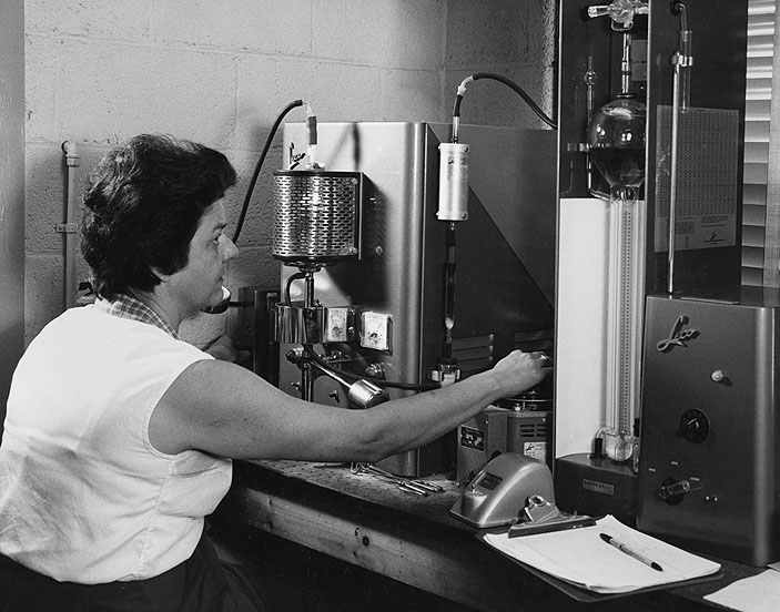 Mrs. Medlyn Hamilton, WHOI, operates the carbon analyzer and induction furnace in the Sediment Chemistry Laboratory.  Geological samples from the Continental Shelf and Slope are being studied in this and similar laboratories at the Woods Hole Oceanographic Institution under a U.S. Geological Survey - WHOI Cooperative program.