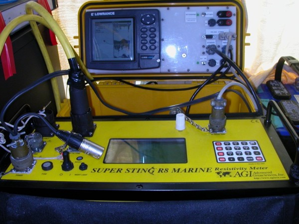 Figure 4, photograph of electronic instrument.