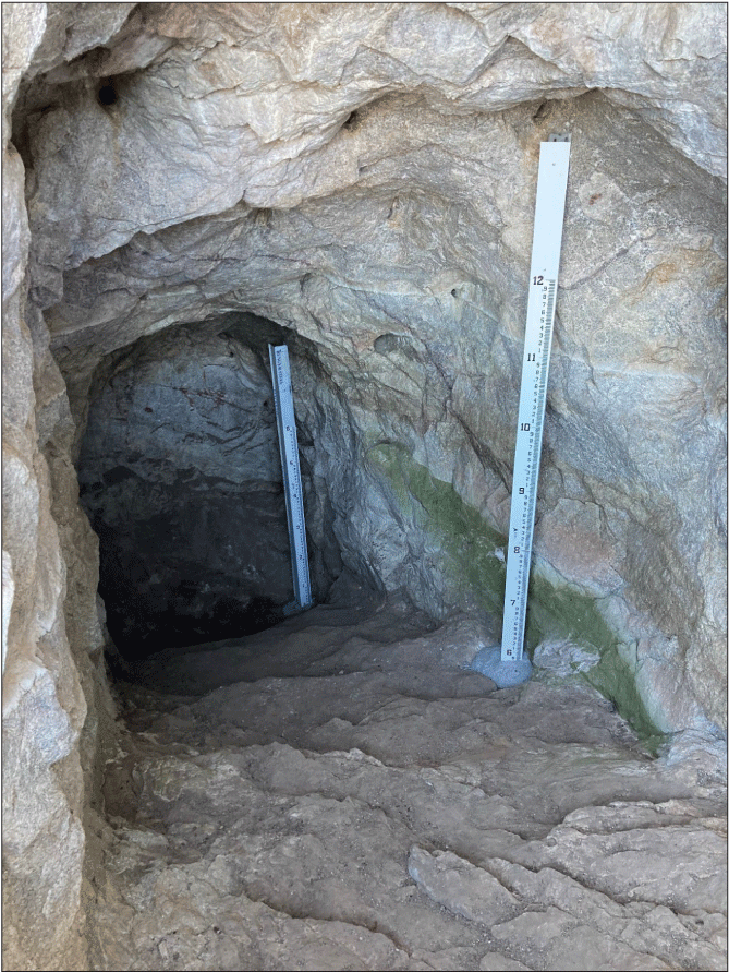 2.34. Tank borehole with two vertical stage height rods.