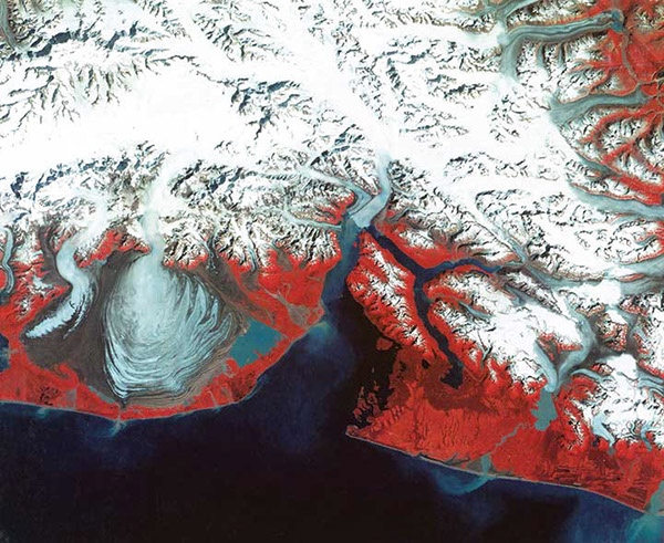 Figure 7-2.–A Landsat 2 Multispectral Scanner false-color composite image of the Malaspina Glacier (piedmont outlet glacier), tidewater Hubbard Glacier, and other glaciers in the St. Elias Mountains, Alaska, 24 August 1979; see figure 144, p. K160, in Glaciers of Alaska (https://pubs.usgs.gov/pp/p1386k). 
