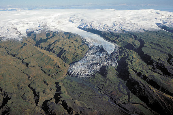 Figure 22.—B, Oblique aerial photograph of Sólheimajökull on 30 October 1985 by Oddur Sigurõsson, Icelandic Meteorological Office. (From the “Geographic Names of Iceland’s Glaciers: Historic and Modern” (Sigurðsson and Williams, 2008, cover page and p. 181, fig. 171)).