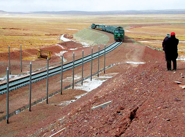 Figure 46.—Thermosyphons along the Qinghai-Tibet Railroad, China (photograph
courtesy of the Cold and Arid Regions Environmental and Engineering Institute,
Chinese Academy of Sciences, Lanzhou, China).  
  