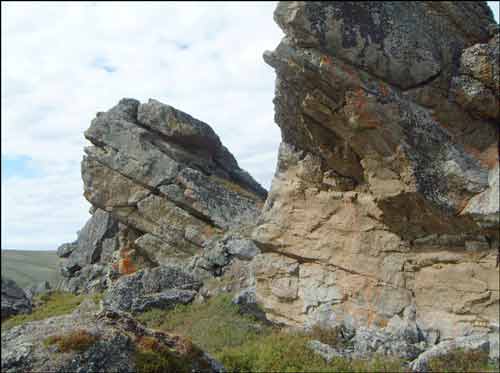 Resistant, crossbedded sandstone and conglomerate in characteristic exposure of upper part of Nanushuk Formation west of the Anaktuvuk River, Chandler Lake quadrangle